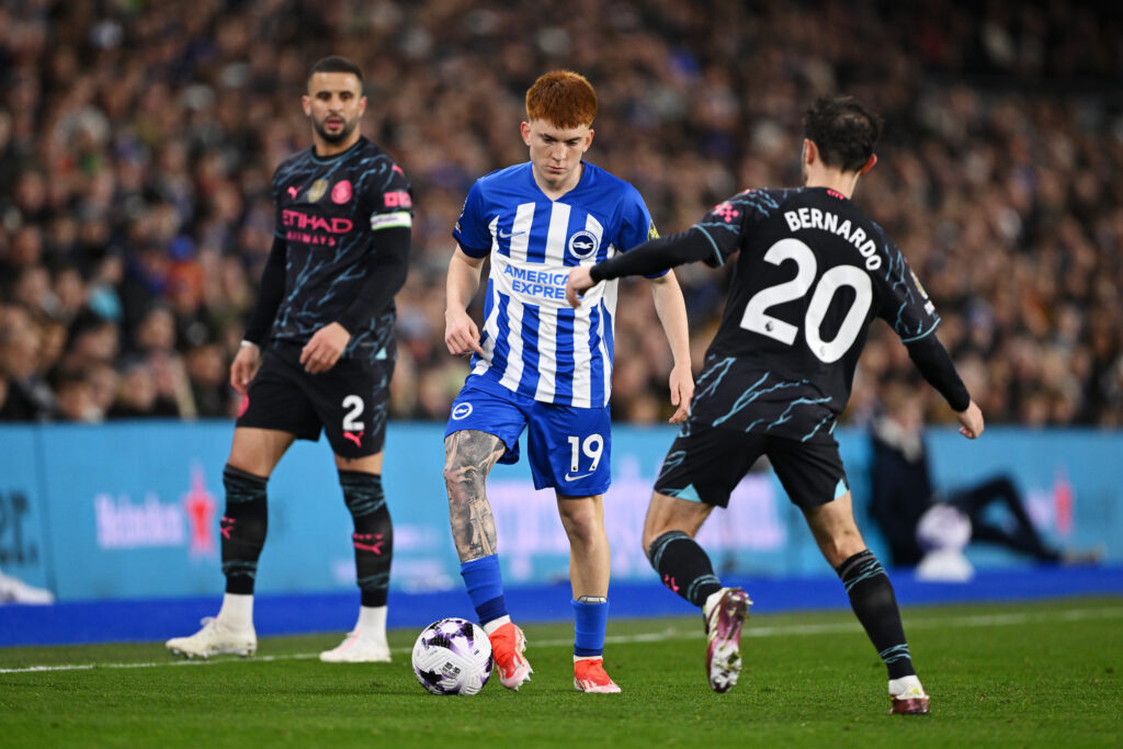 Valentín Barco, nuevo jugador del Sevilla FC, disputando un partido contra el Manchester City