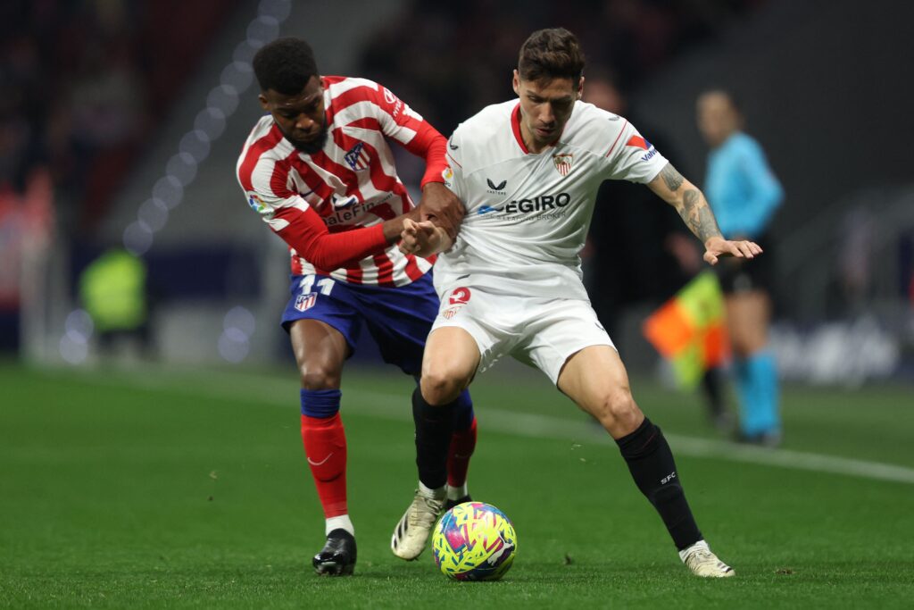 Montiel pelea un balón con Thomas Lemar