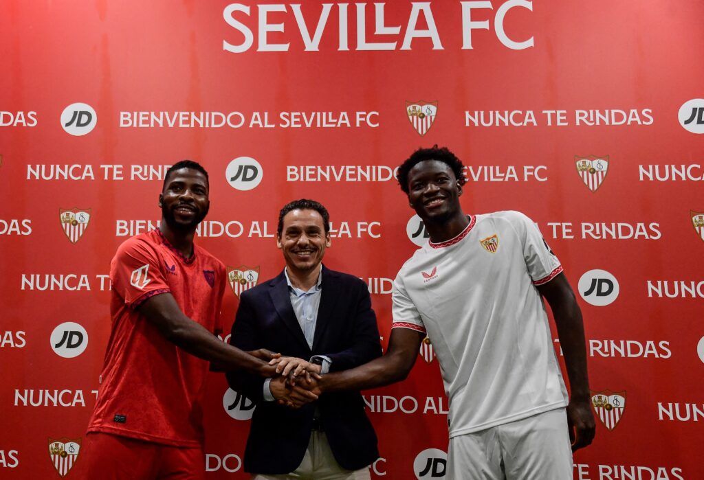 Sevilla | El presidente posa con los dos nuevos fichajes: Iheanacho y Agoumé