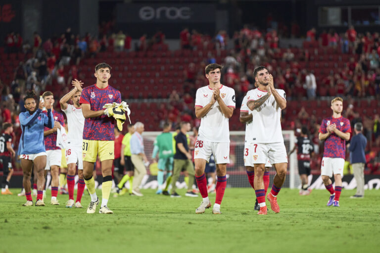 Sevilla | Los jugadores aplauden a la afición al finalizar el partido ante el Mallorca